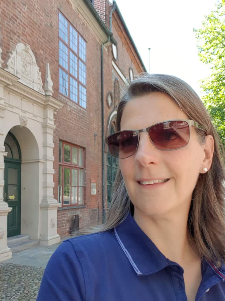 Guide Daniela in Lüneburg vor dem Rathauseingang | Foto: FOLLOW ME Hamburg